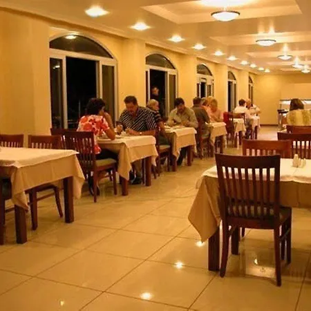 Hotel Karen 3*